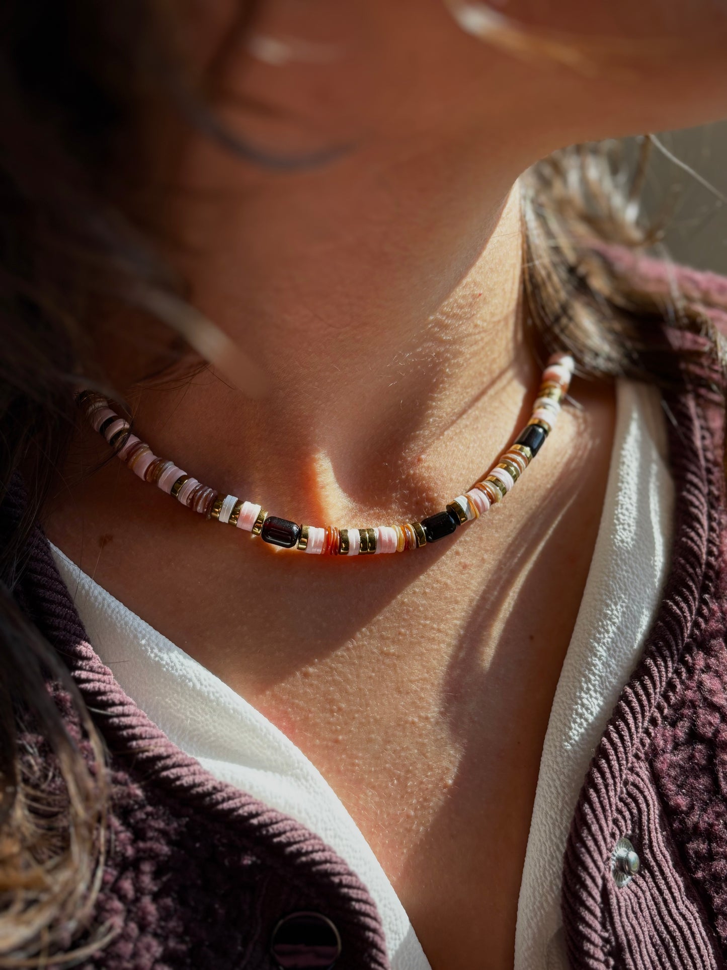 Collier Rose porté