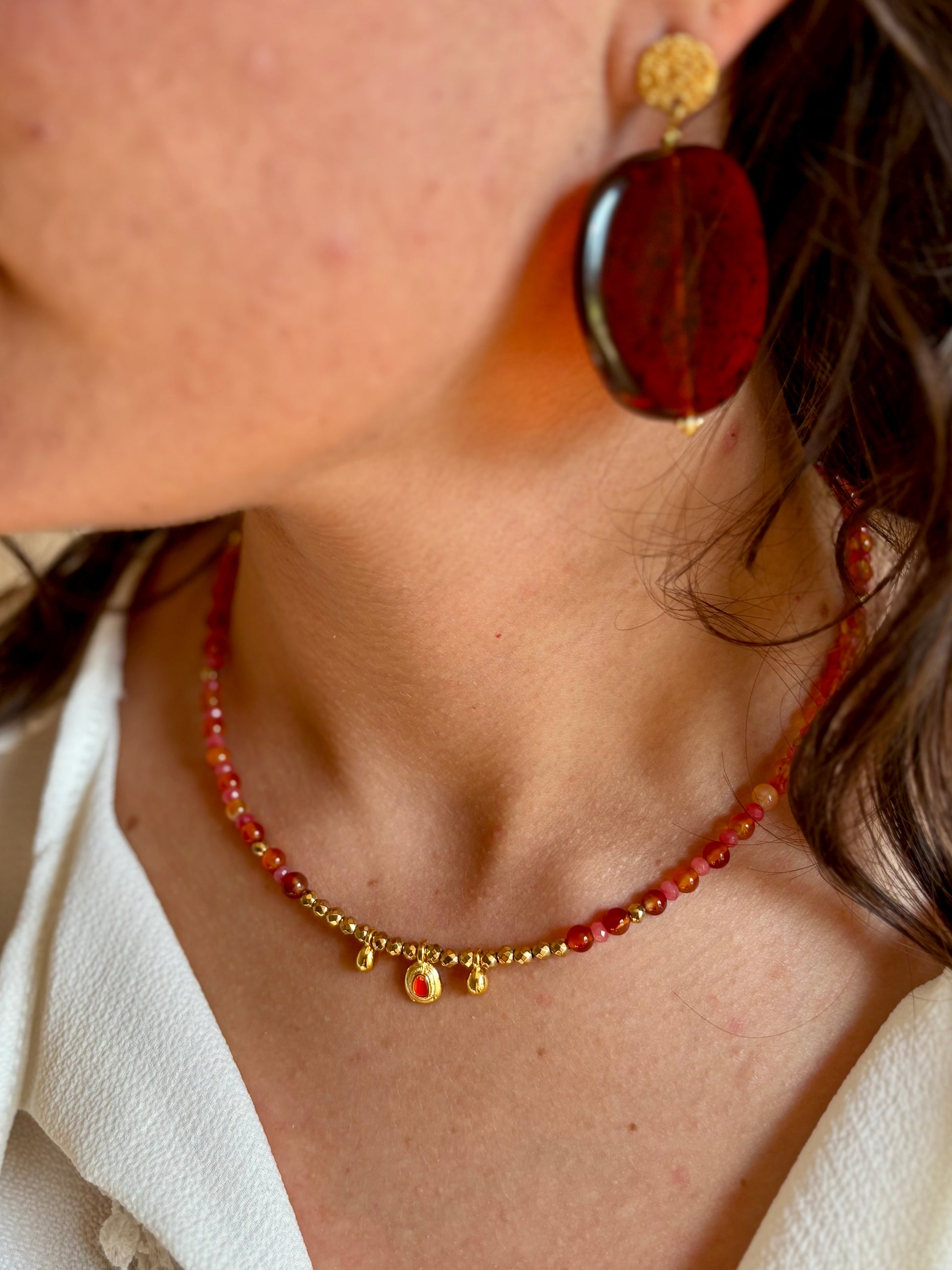 Collier Ada orange et doré porté