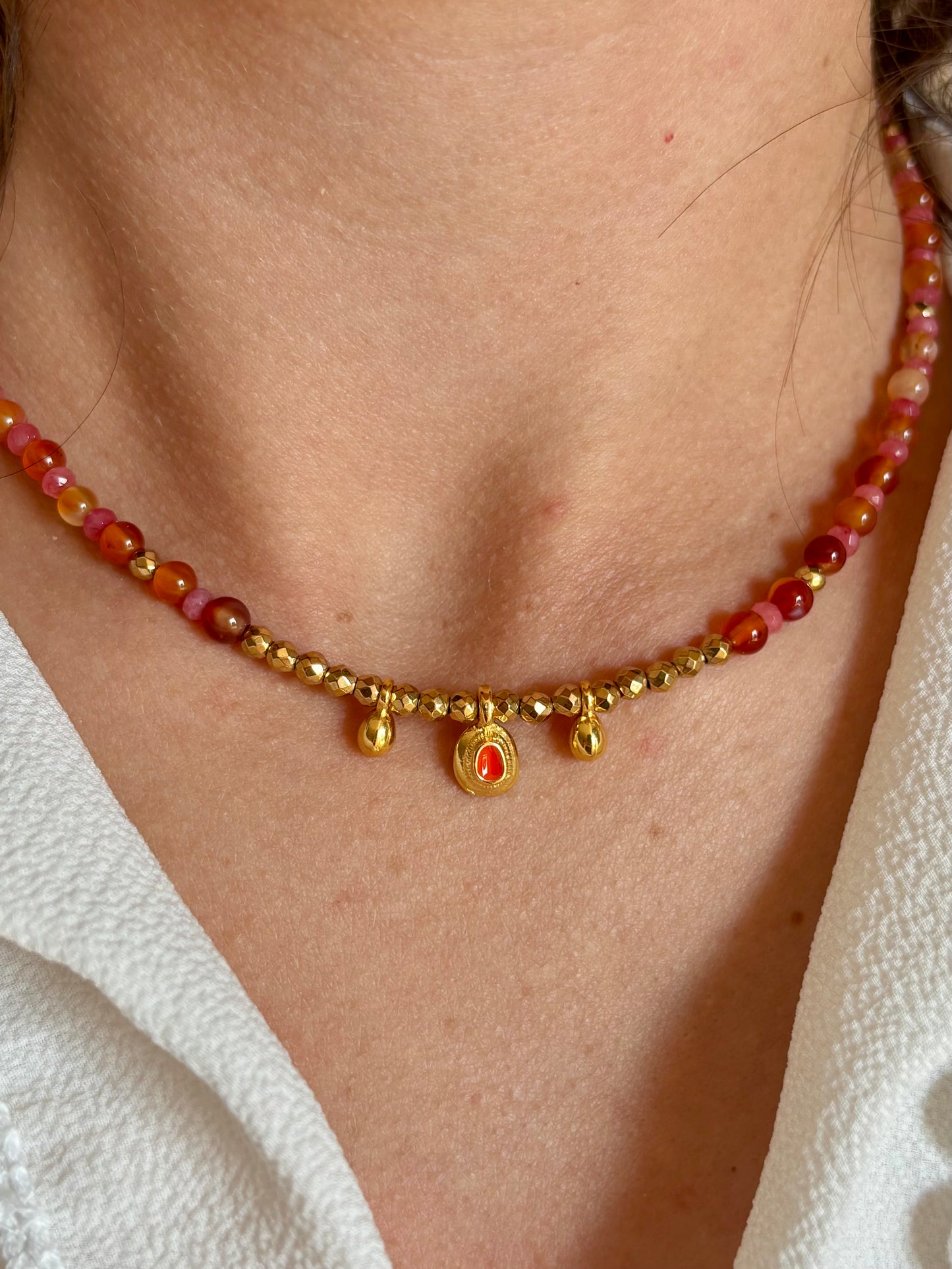 Collier Ada orange et doré porté