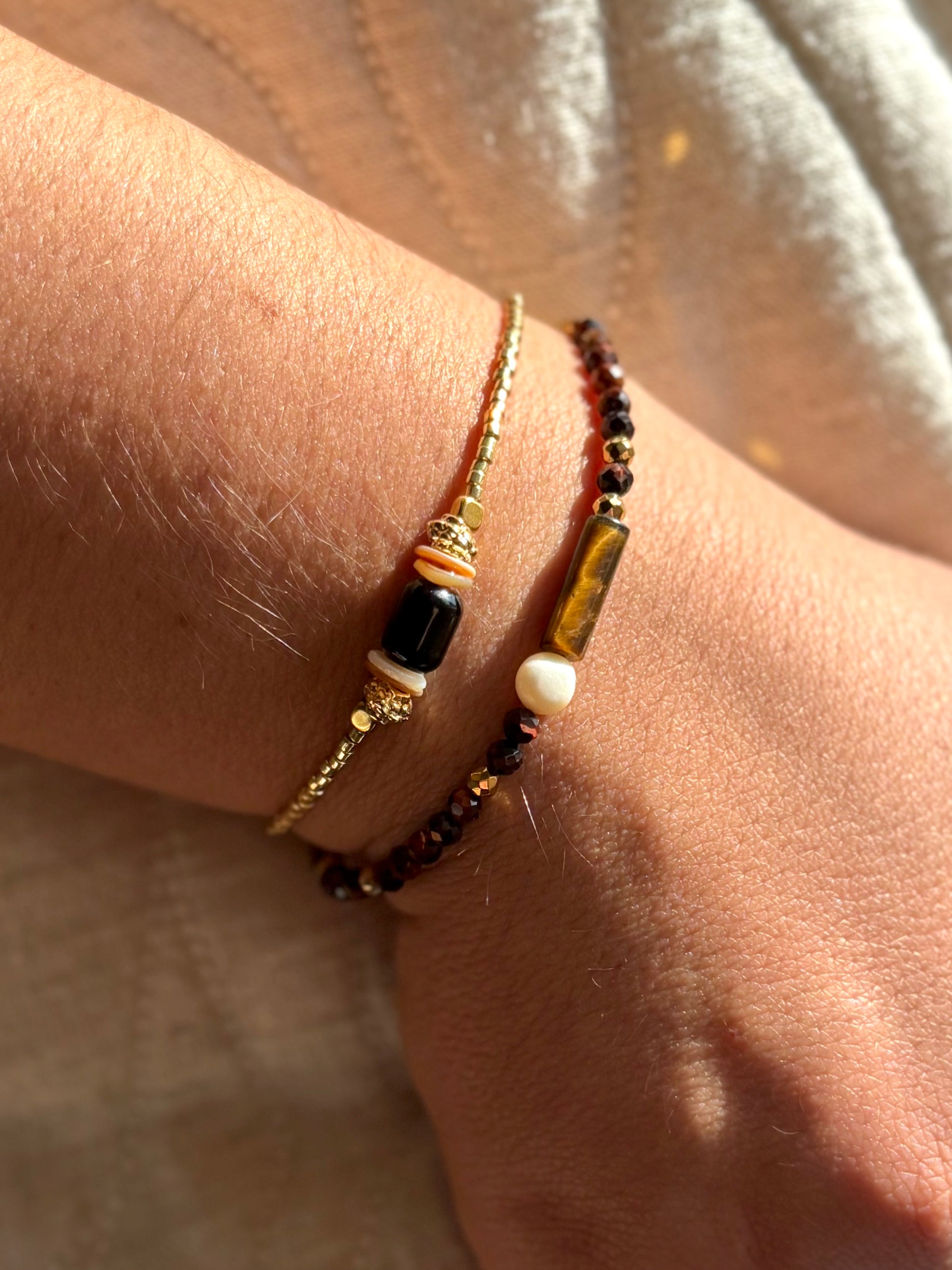 Bracelet Charli marron et perle d'eau douce porté