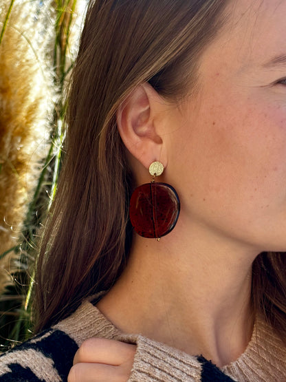 Grosses boucles d'oreilles Oli portées