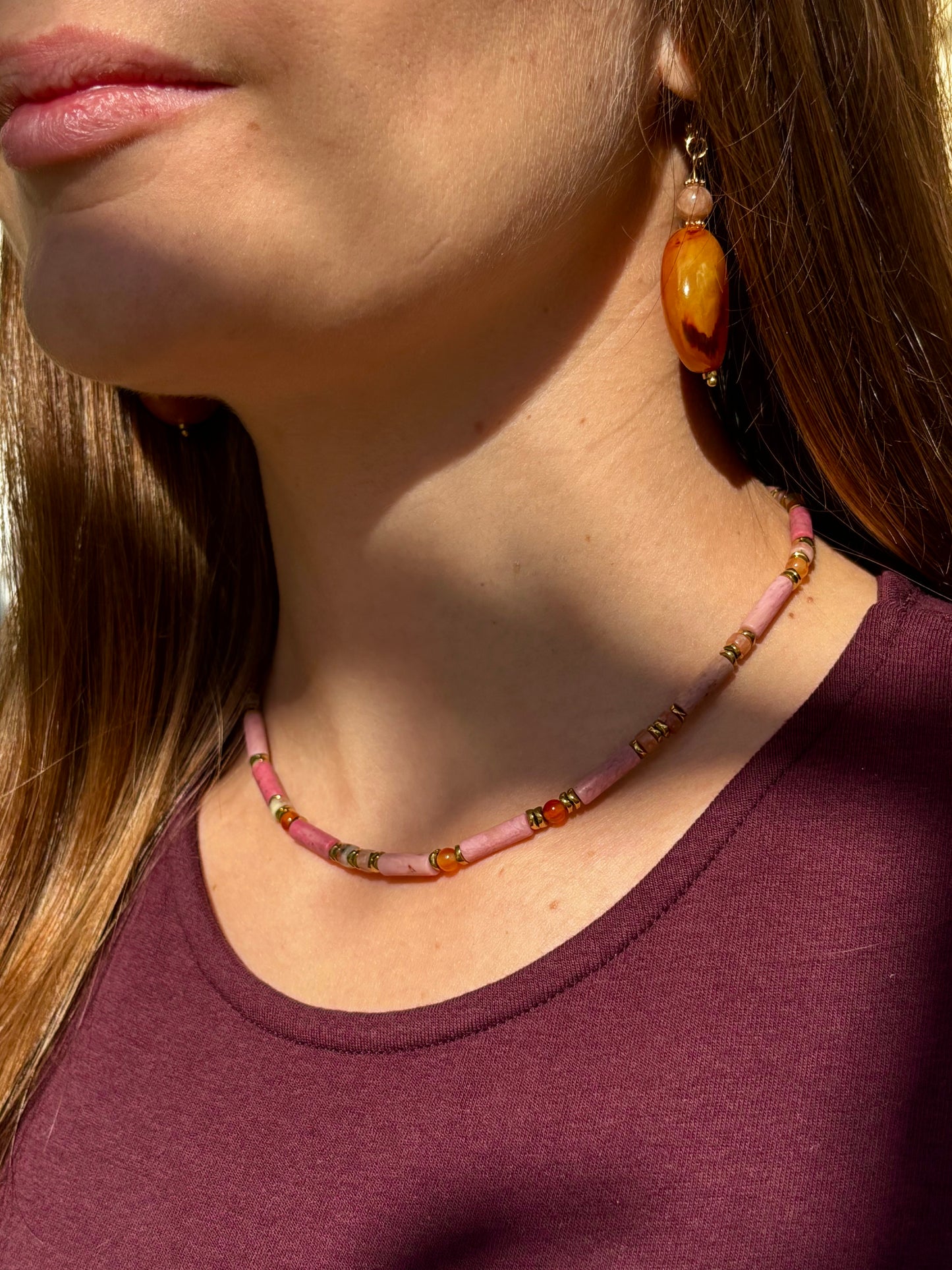 Collier Rosalie rose porté