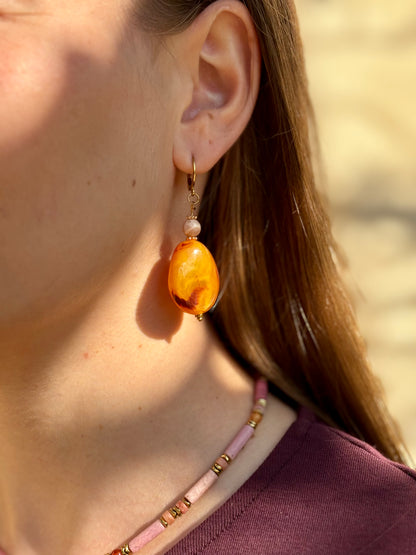 Boucle d'oreilles orange Solène portées