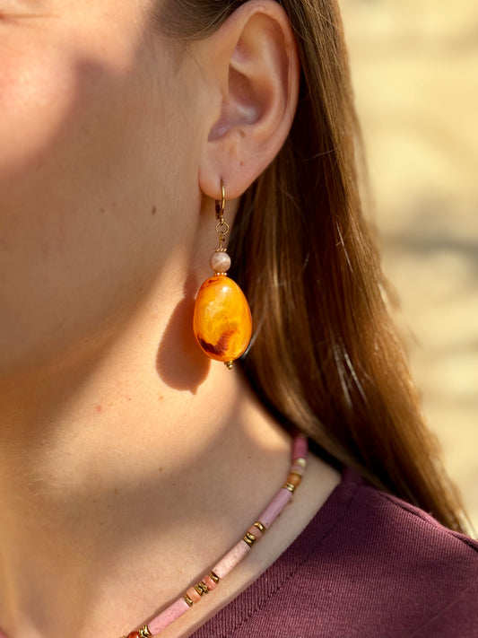 Boucle d'oreilles orange Solène portées