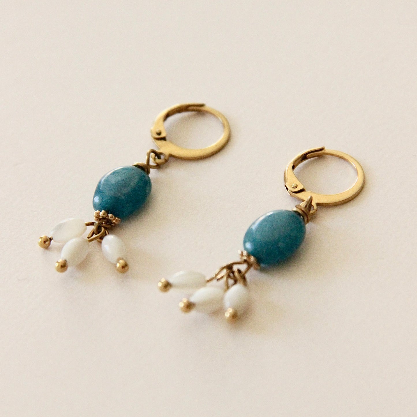 Boucles d'oreilles Lago, pierre de Jade bleu lagon et Nacre