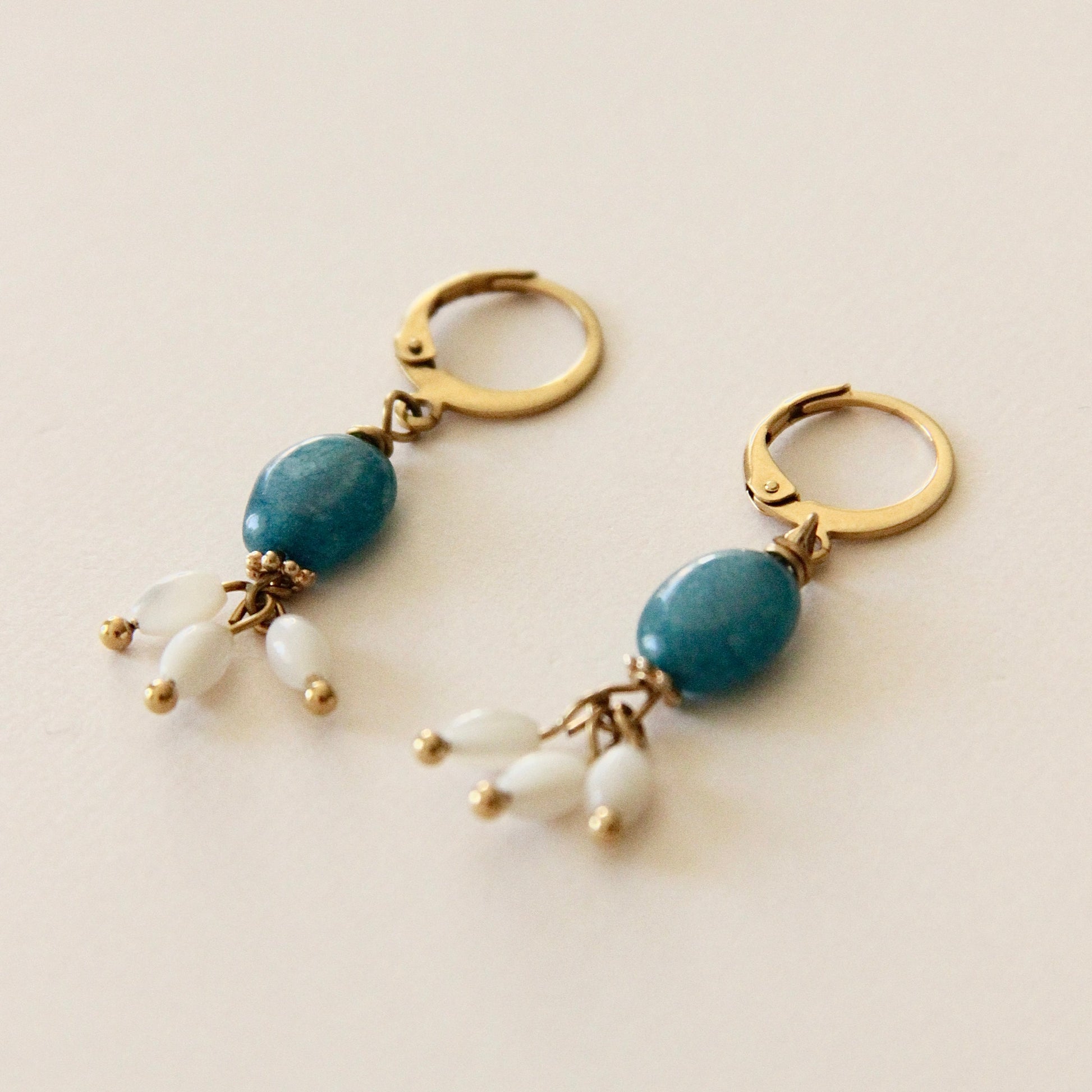 Boucles d'oreilles Lago, pierre de Jade bleu lagon et Nacre