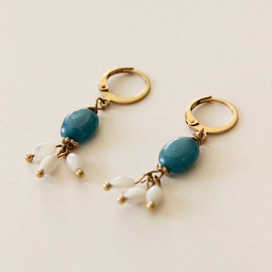 Boucles d'oreilles Lago, pierre de Jade bleu lagon et Nacre