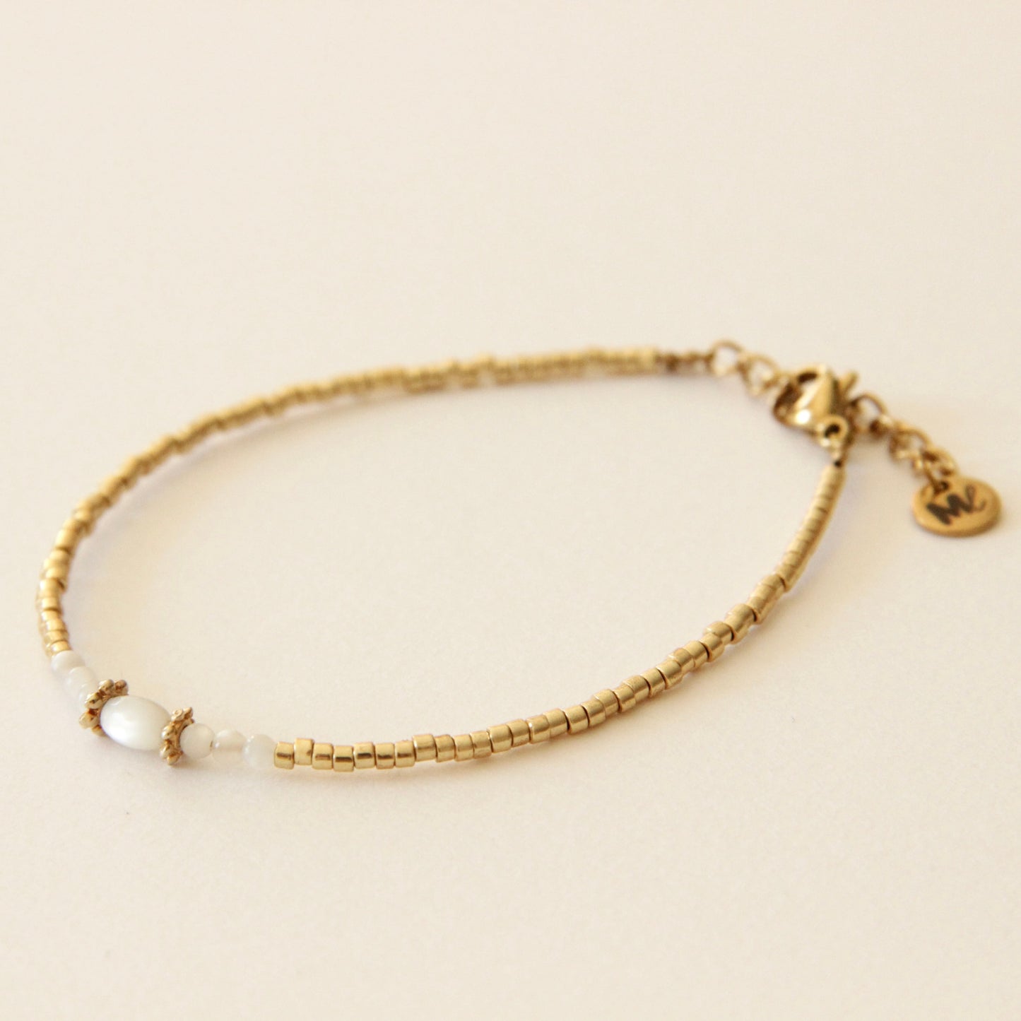 Bracelet Nacre, pierres de nacre et perles dorées