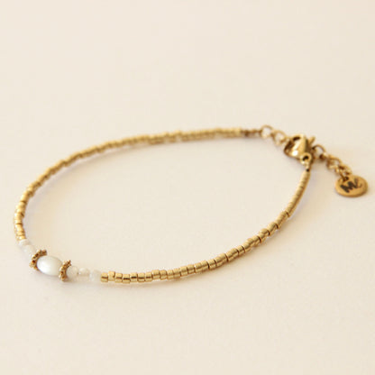 Bracelet Nacre, pierres de nacre et perles dorées