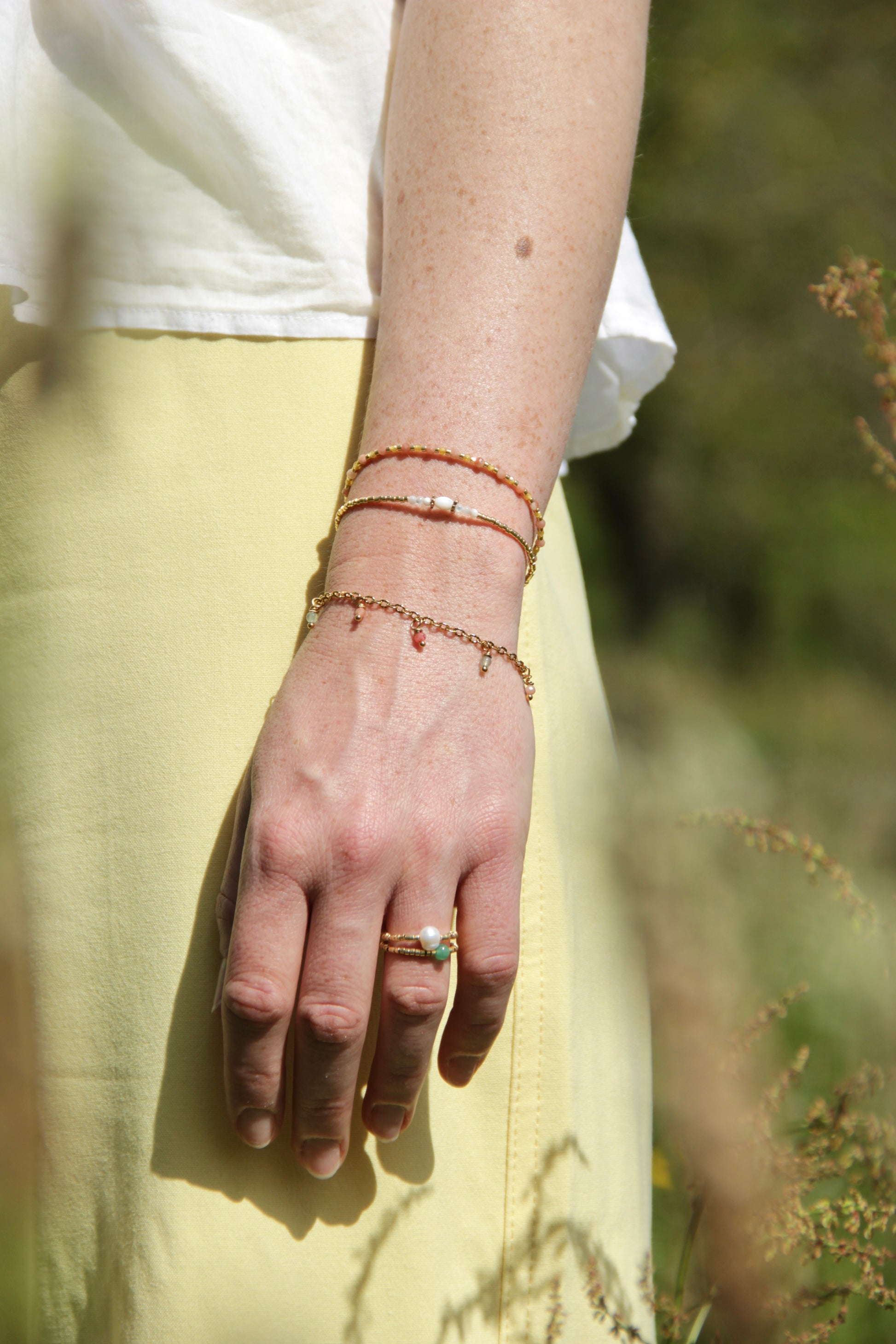 Bracelet Nacre, pierres de nacre et perles dorées