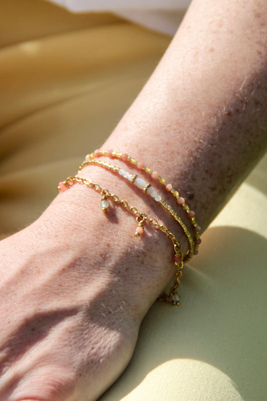 Bracelet Nacre, pierres de nacre et perles dorées