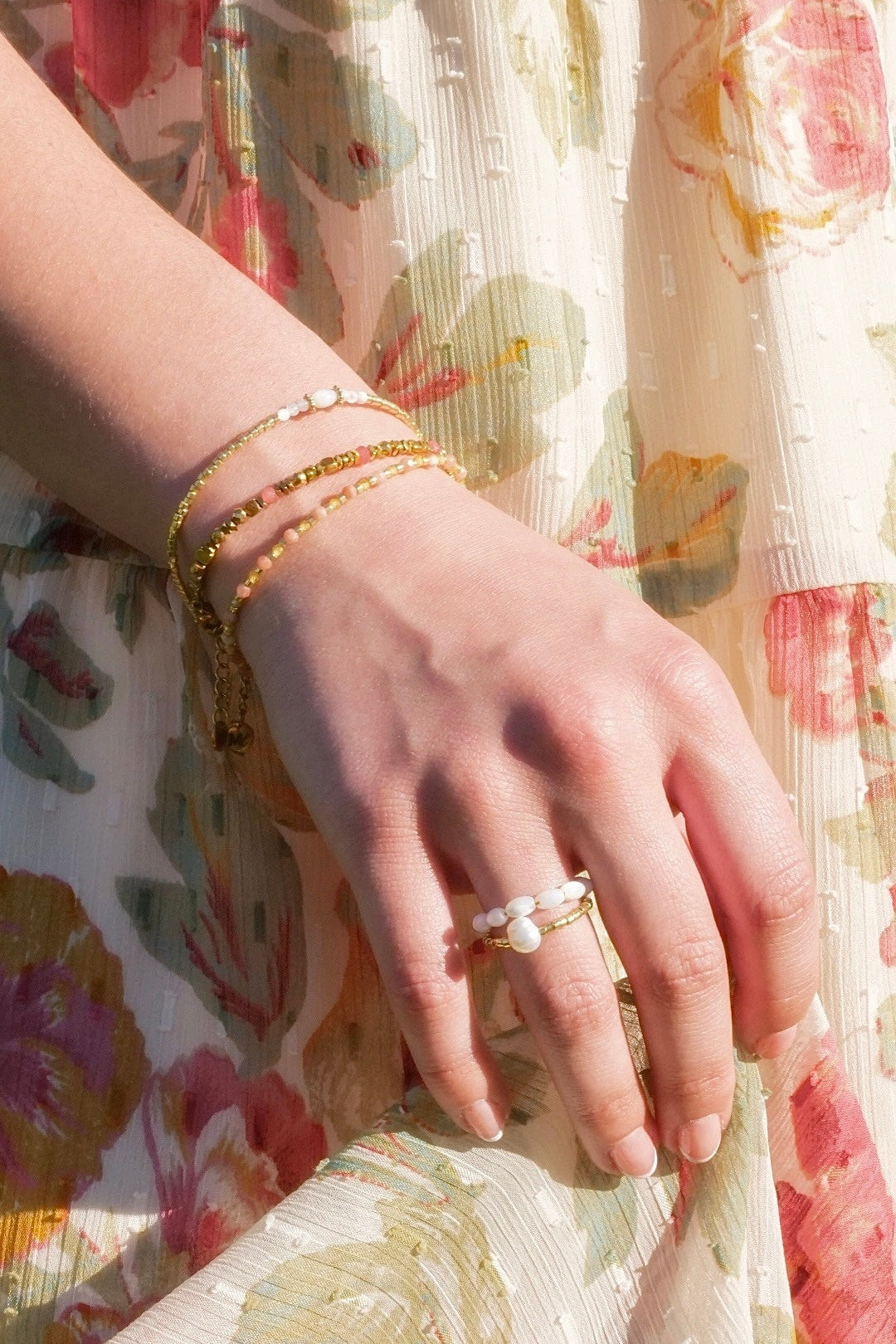 Bracelet Nacre, pierres de nacre et perles dorées