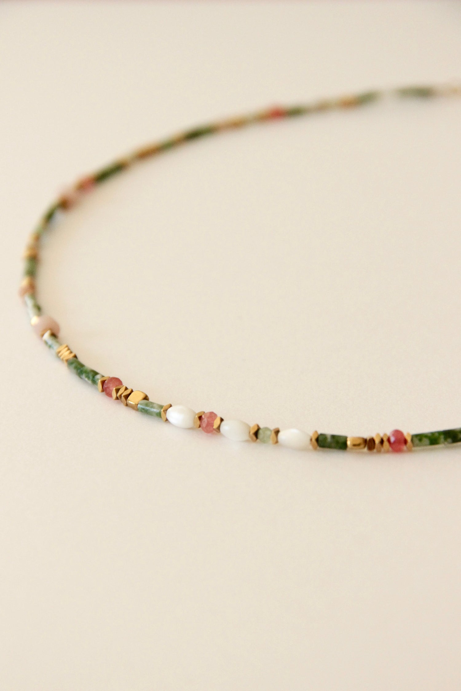 Collier Aimée, pierres de Jaspe vertes et Nacre