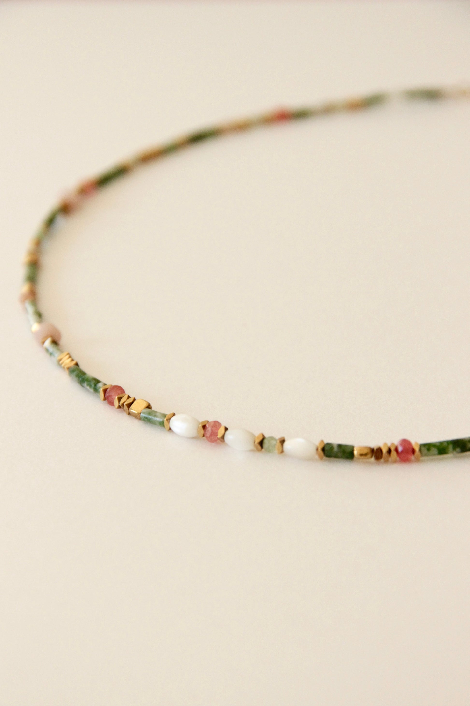 Collier Aimée, pierres de Jaspe vertes et Nacre