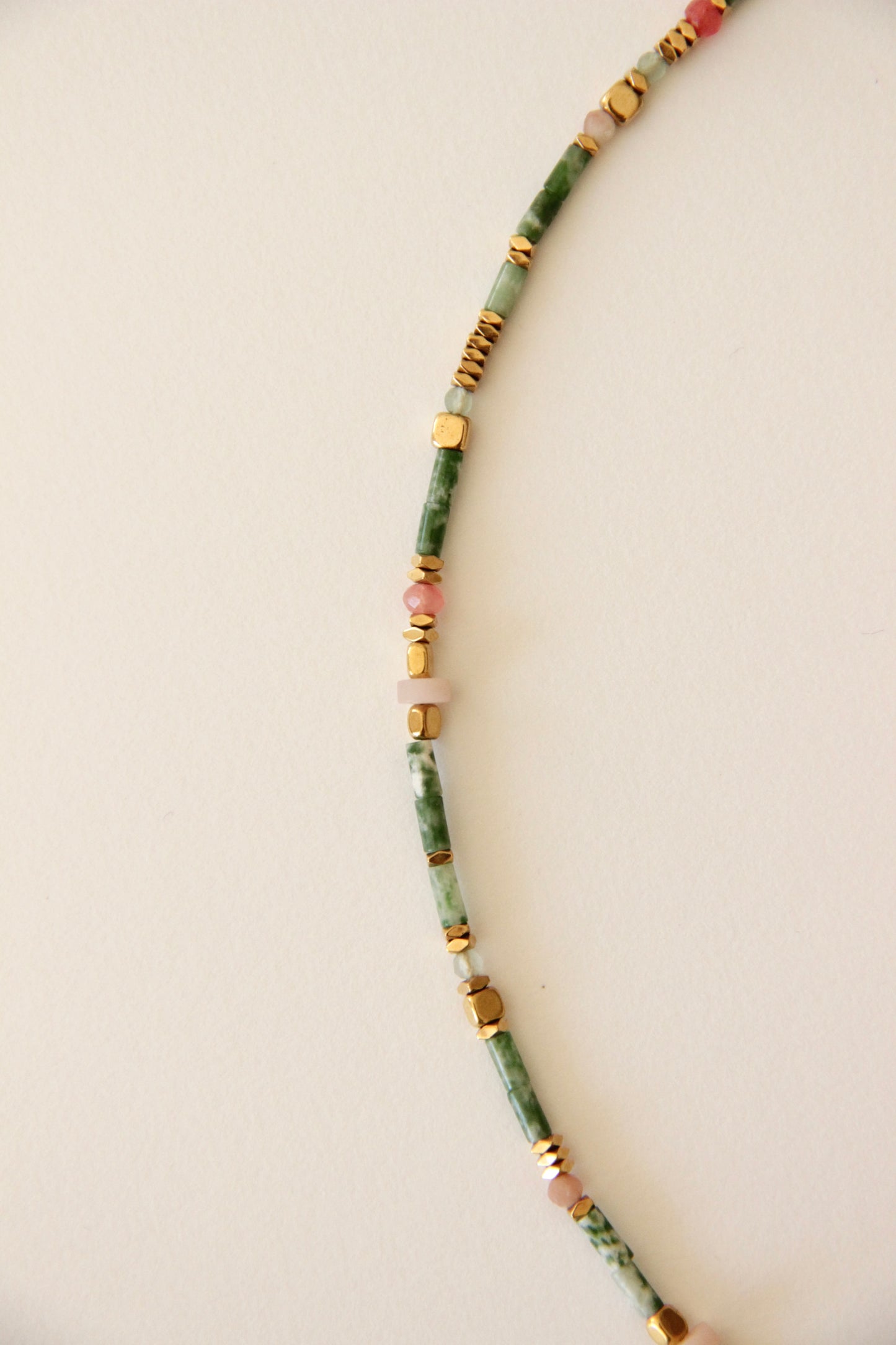 Collier Aimée, pierres de Jaspe vertes et Nacre
